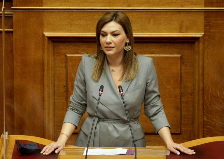 Στέλλα Μπίζιου: “Επενδύουμε στην παιδεία – επενδύουμε στο μέλλον της Ελλάδας”