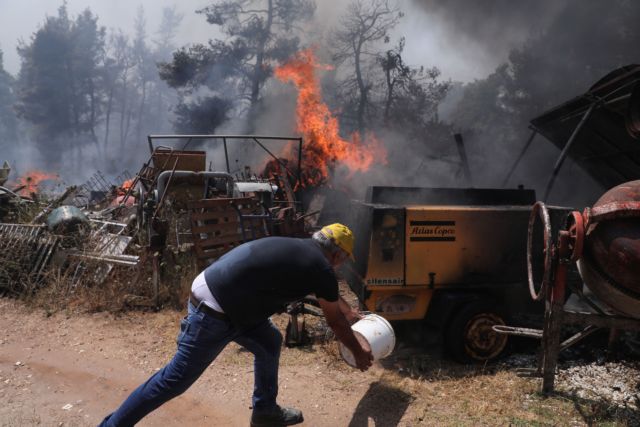 Aνεξέλεγκτη φωτιά στη Ζήρια Αχαΐας – Εκκενώνονται τέσσερις οικισμοί, απομακρύνθηκαν λουόμενοι