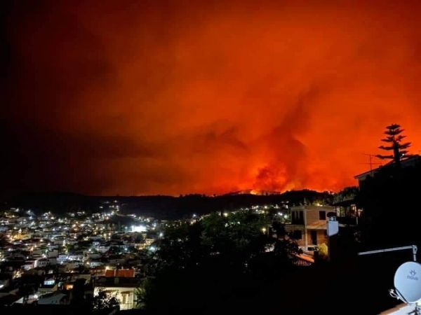 Φωτιά στην Εύβοια – Έκκληση να κηρυχτεί η περιοχή σε κατάσταση έκτακτης ανάγκης – Ξεκίνησαν τις ρίψεις τα αεροσκάφη
