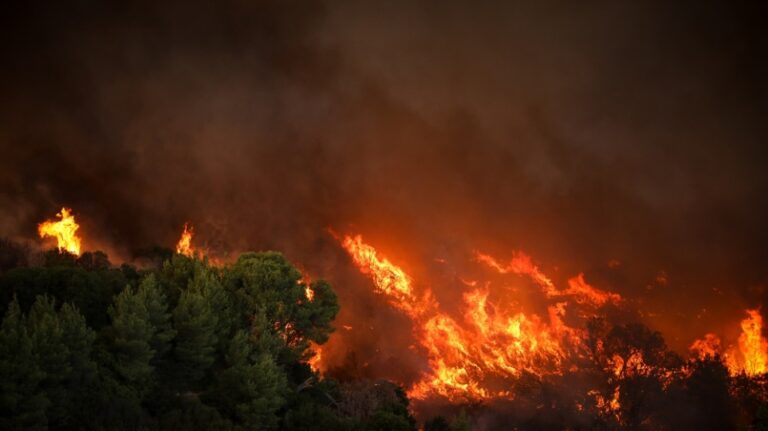 Φωτιά στη Βαρυμπόμπη – Νέος συναγερμός στην Πυροσβεστική – Έντονες αναζωπυρώσεις ΤΩΡΑ στις Αδάμες