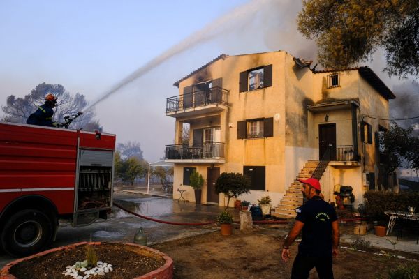 Φωτιά στη Βαρυμπόμπη – Πλιάτσικο στα καμένα καταγγέλλουν οι κάτοικοι