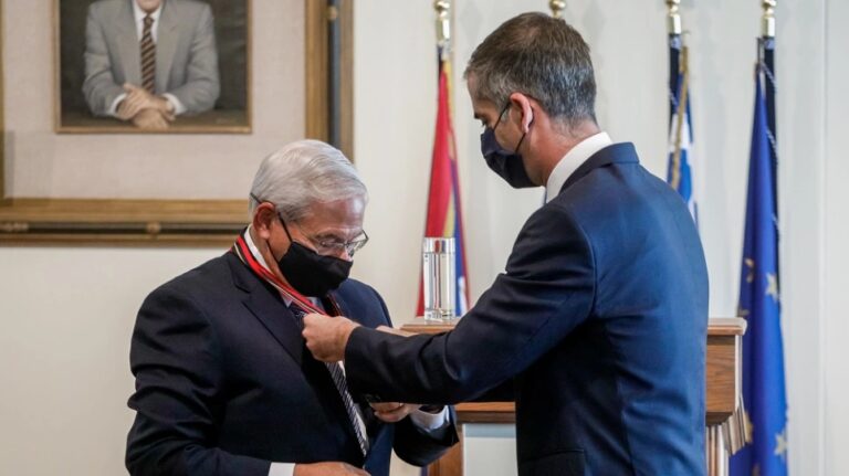 Με το Μετάλλιο της Πόλεως των Αθηνών τιμήθηκε ο Μενέντεζ από τον Κ. Μπακογιάννης (pics)