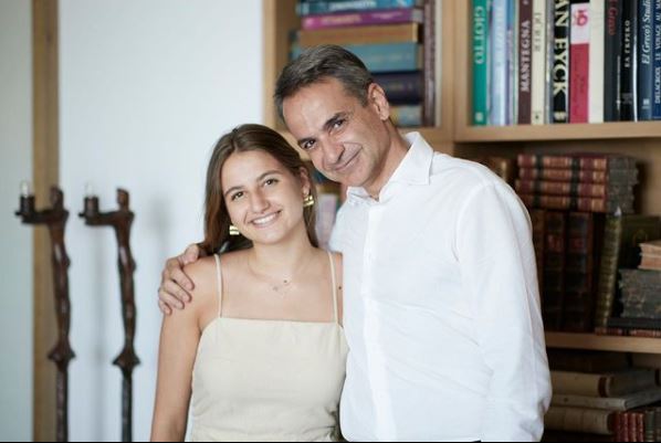 Δάφνη Μητσοτάκη – Αυτή είναι η 18χρονη κόρη του πρωθυπουργού για την οποία ταξίδεψε στις ΗΠΑ