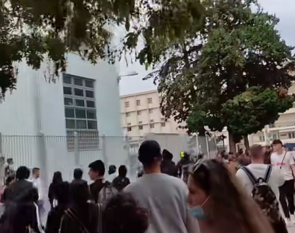 Επεισόδια στη Σταυρούπολη με επίθεση κουκουλοφόρων – Μαθήτρια: «Φασίστες μαχαίρωναν και χτυπούσαν τους φοιτητές»