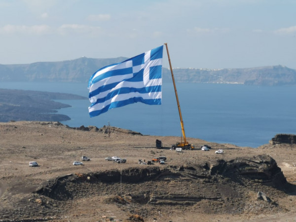 Σαντορίνη – Ύψωσαν την μεγαλύτερη Ελληνική σημαία με γερανό