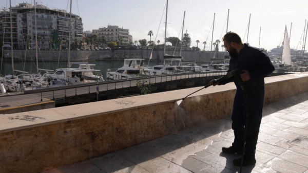 Δήμος Πειραιά: Μεγάλη επιχείρηση αντιγκράφιτι σε κομβικά σημεία της πόλης