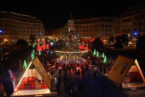 Θεσσαλονίκη – Φωταγωγήθηκε το χριστουγεννιάτικο δέντρο
