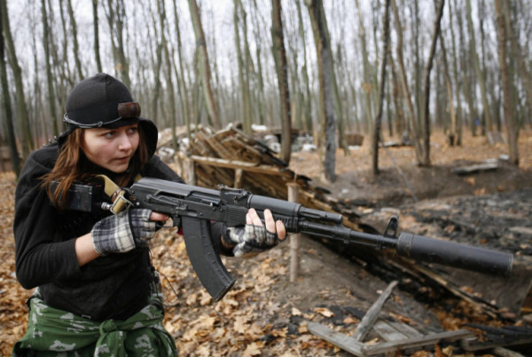 Politico: Η απόφαση για αποστολή όπλων στην Ουκρανία από την Ελλάδα αποτελεί κομβική αλλαγή και ανησυχεί τους πολίτες