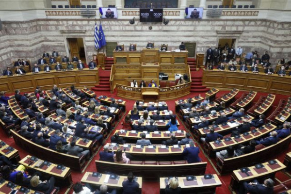Στα ύψη η πολιτική κόντρα ΝΔ – ΣΥΡΙΖΑ με αφορμή το Τάγμα Αζόφ
