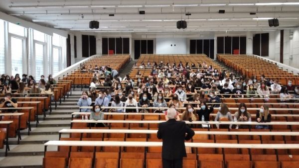 Ν. Κεραμέως: Οι Έλληνες φοιτητές μπορούν να παρακολουθούν μαθήματα στο Yale με χαμηλά ή καθόλου δίδακτρα