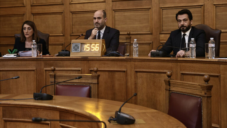 Ολοκληρώθηκε η Εξεταστική για τα Τέμπη: Εγκρίθηκε κατά πλειοψηφία το πόρισμα της ΝΔ – Οι επεισοδιακές συνεδριάσεις με Κωνσταντοπούλου