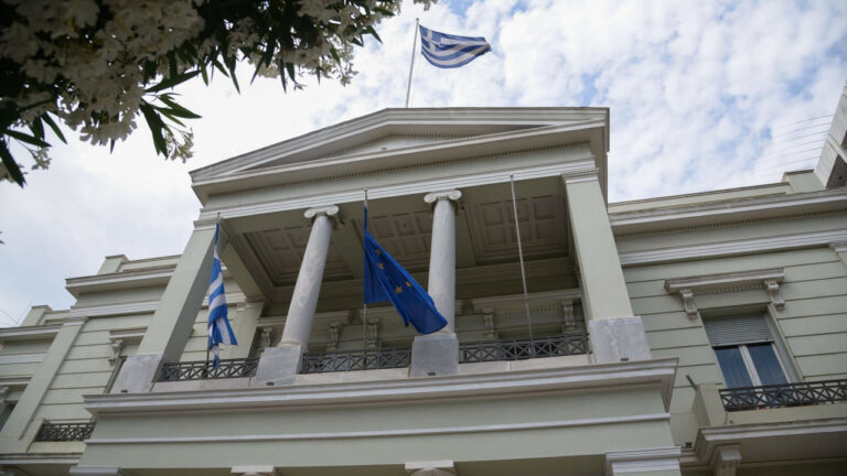 ΥΠΕΞ: Η ελληνική κυβέρνηση θα συνεχίσει να υπηρετεί με συνέπεια τη δημοκρατία και το κράτος δικαίου